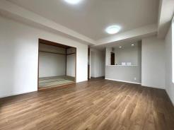 リビング　ナチュラルな床色は、家具も合わせやすいですね
家族団らんのひと時を、くつろげる空間にしてくれます
