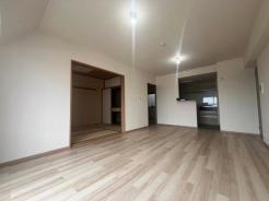 リビング　ナチュラルな床色は、家具も合わせやすいですね
家族団らんのひと時を、くつろげる空間にしてくれます
