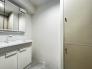 洗面台・洗面所　広々とした洗面所は収納棚もあり、すっきりした空間を保てます
