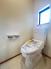 トイレ　白を基調としたトイレは清潔感を感じさせくつろぎの空間へ導きます
小窓が閉塞しがちなトイレを明るく演出してくれます
